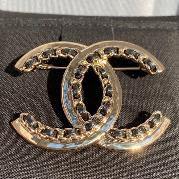 CHANEL 2022P GOLDEN TONE CC LOGO BLACK LEATHER CHAIN BROOCH PIN CHARM - Picture 5 of 15